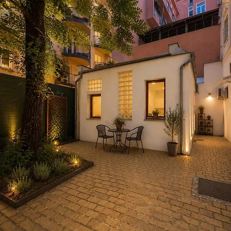 Central Budapest Charming Little Garden House *