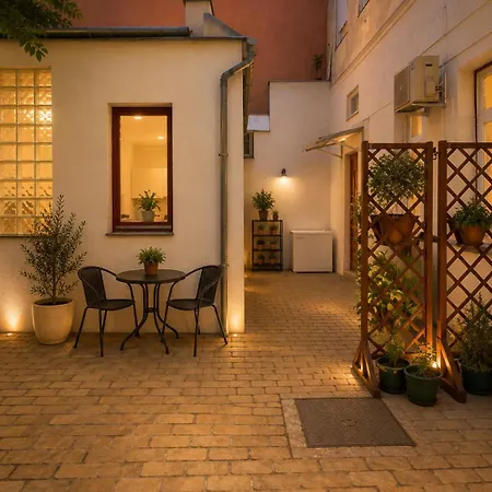 Central Budapest Charming Little Garden House Budapest